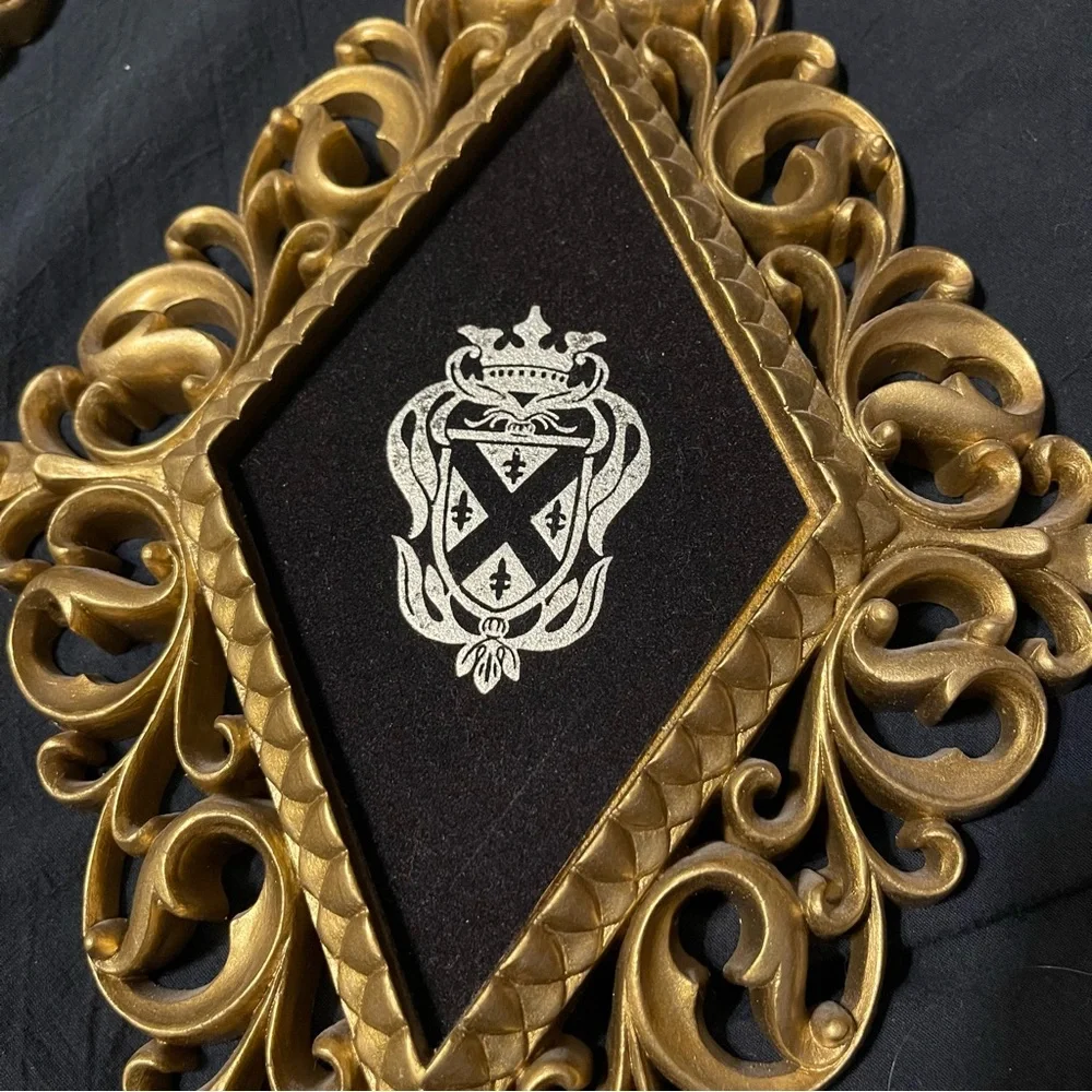 Vtg Hollywood Regency Gold Ornate Wall Plaques Heraldic Crest Set of 4 Velvet - Picture 2 of 8